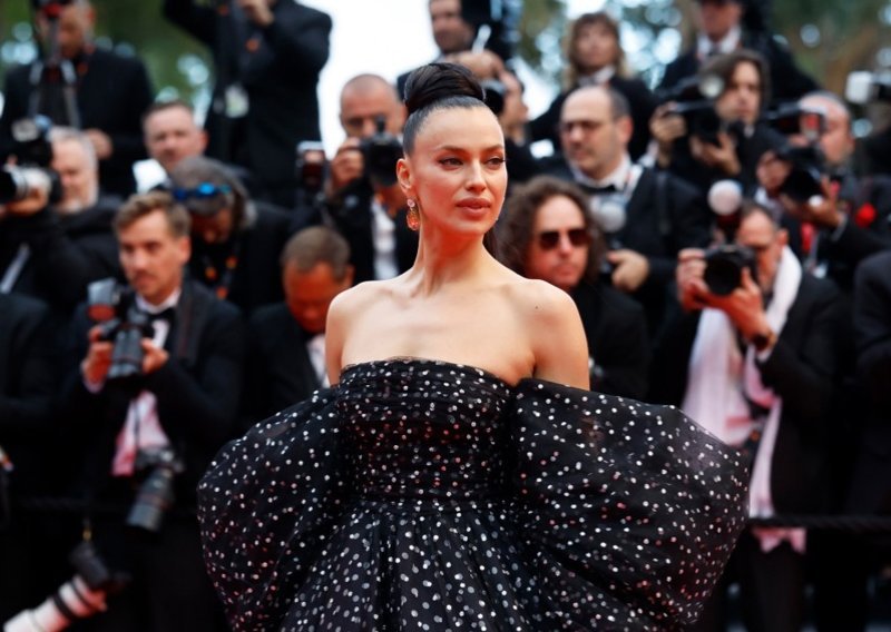 Nakon što se doznalo za vjenčanje Bradleyja Coopera, Irina Shayk snimljena u ljubavnom klinču