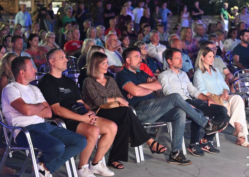 Rijetko ih vidimo: Sinovi Olivera Dragojevića zajedno na događaju u čast oca