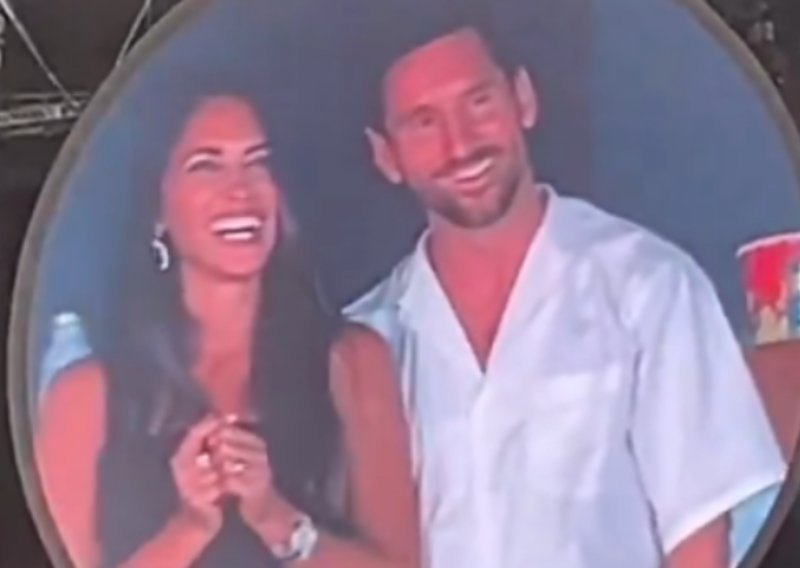 Na koncertu Coldplaya i Messi uhvaćen na 'Kiss Camu' s Antonelom, ali jedna stvar je izostala; javio se i Chris Martin