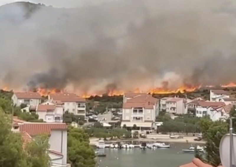 Grom prouzročio požar kod Šibenika, vatrogasni zapovjednik: Nadamo se da će kiša pomoći