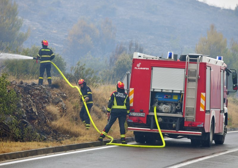 Lokaliziran požar kod Šibenika, vatrogasci ostaju na požarištu i tijekom noći