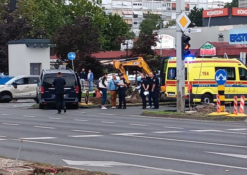 Prometna nesreća u Zagrebu; u sudaru dva automobila jedna osoba ozlijeđena