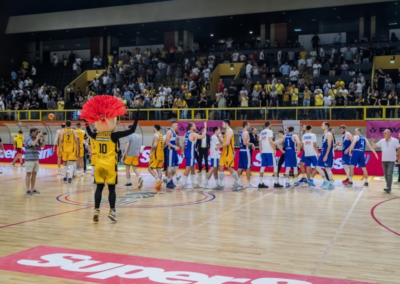 Košarkaš iz Srbije priveden na granici jer je na utakmici u Splitu dizao tri prsta