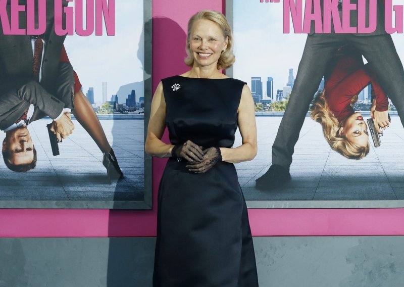Pamela Anderson oduševila elegancijom, a njezinu haljinu samo je zasjenio ovaj detalj