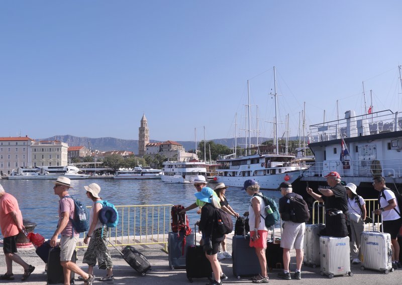 Nesreća na trajektu za Velu Luku: Putnici vrata otkinula jagodice prsta