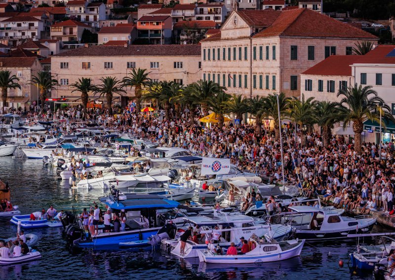 Emotivni prizori: Pogledajte spektakularnu atmosferu na koncertu u čast Olivera