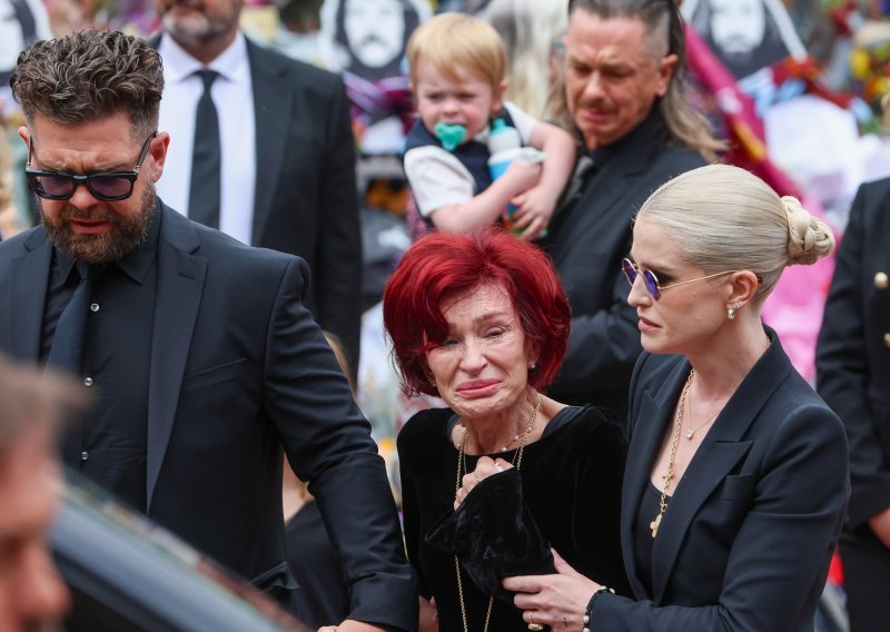 Tisuće ljudi na ulicama Birminghama: Ozzy Osbourne u posljednjoj vožnji rodnim gradom