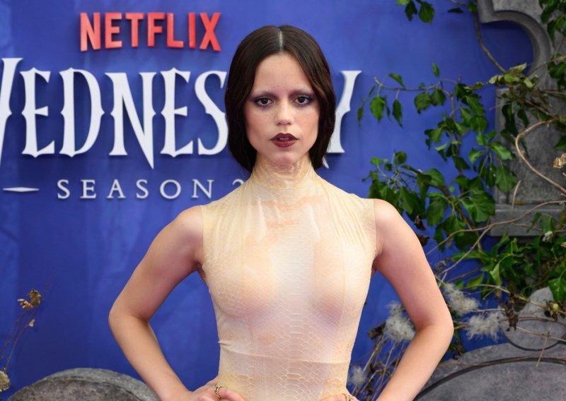 Jenna Ortega oduševila transformacijom: Izbijeljene obrve i haljina od zmijske kože
