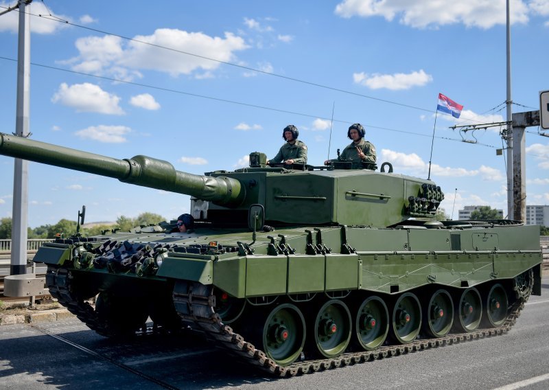 Pogledajte kako u mimohodu izgleda nova nada hrvatske vojske - njemački Leopard