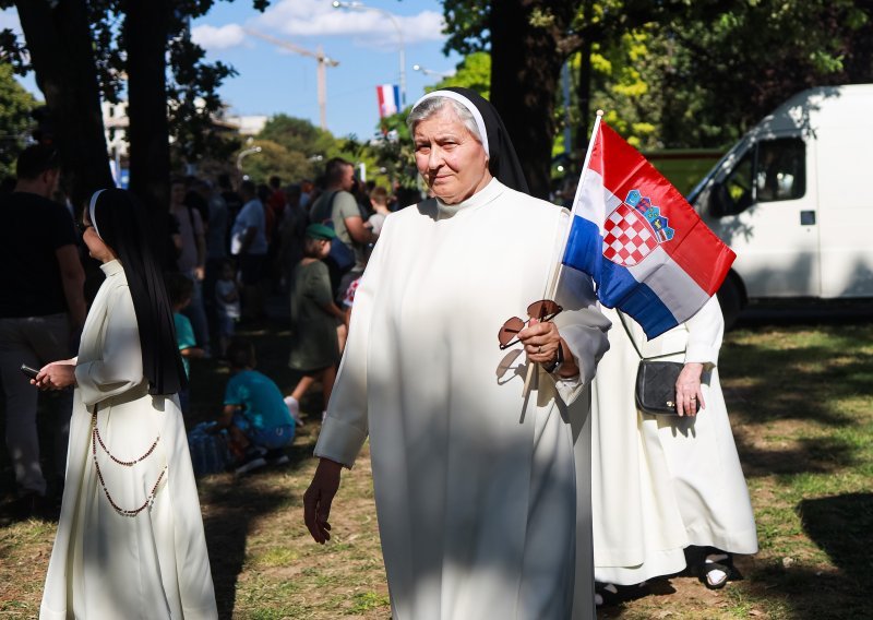 Penju se na drveće i Tuđmanov spomenik: Ovako se građani snalaze da bi što bolje vidjeli mimohod