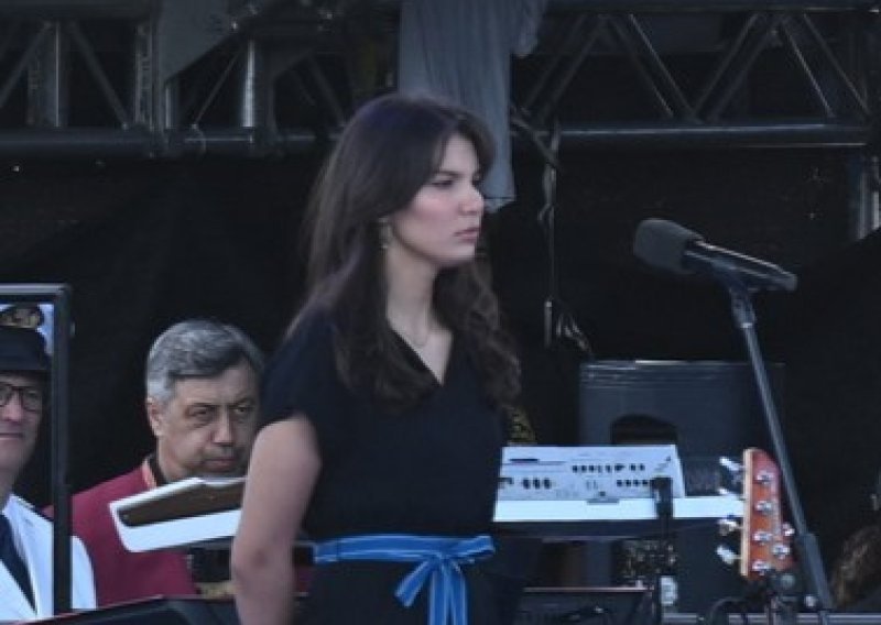 Tko je djevojka koja je dirljivom recitacijom otvorila vojni mimohod