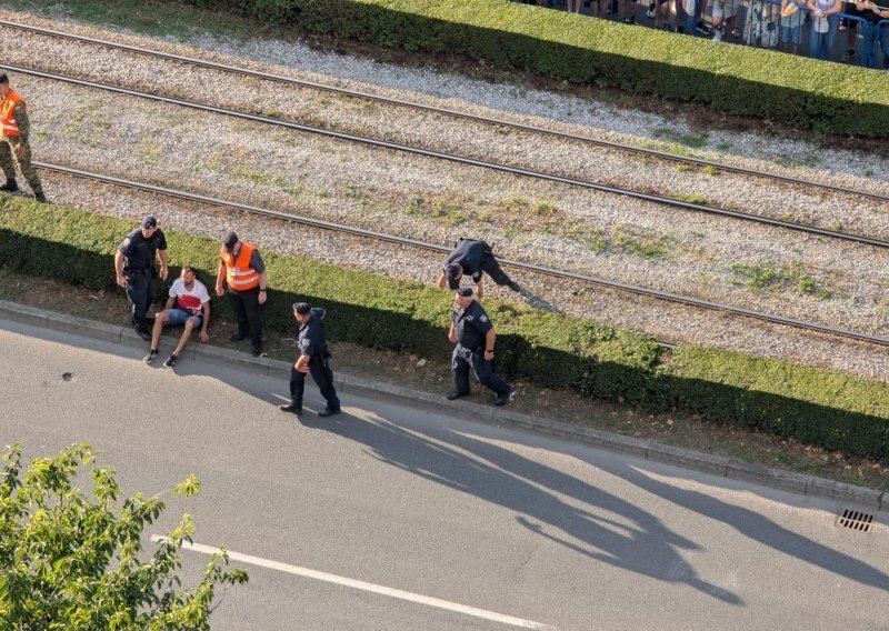 FOTO Incident na mimohodu: Aktivisti u 'krvavim' majicama preskočili ogradu, policija ih savladala