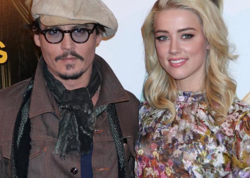 Depp ponovo osvojio Amber pjesmama i cvijećem