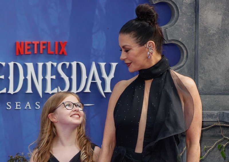Bolju pratnju nije mogla ni zamisliti: Evo koga je na premijeru povela Catherine Zeta-Jones