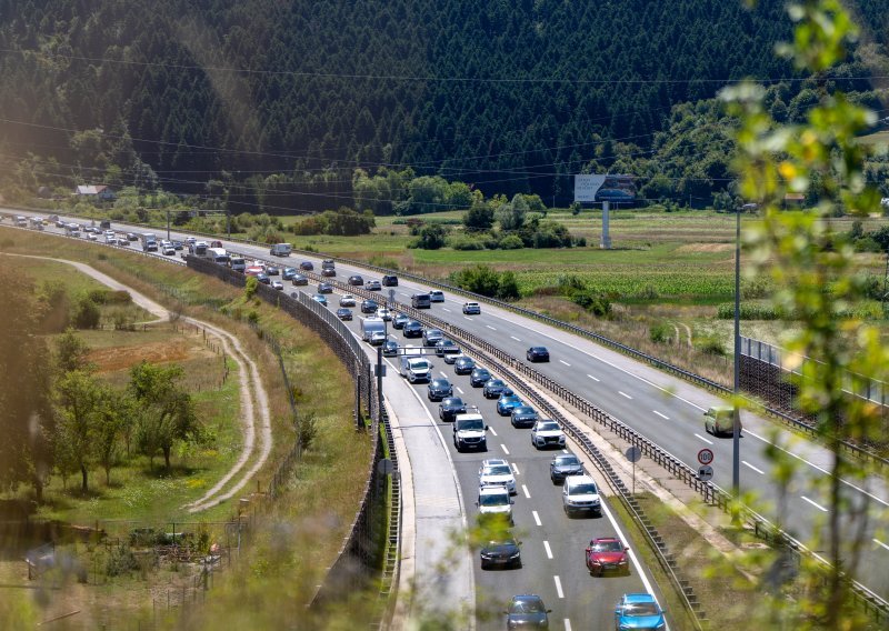 HAK objavio stanje na cestama: Zatvorene ceste zbog nesreća, zabrane zbog vjetra