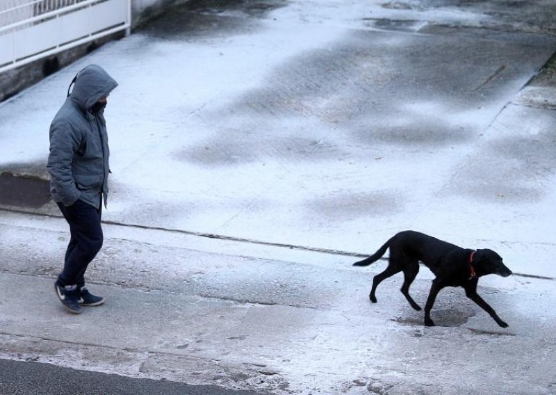 Snijeg blokirao unutrašnjost, olujna bura paralizira Jadran