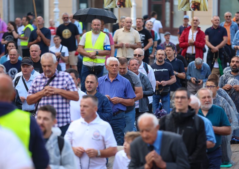 FOTO Molitelji opet na trgovima, prosvjednici poručili: Klečavci mrze žene