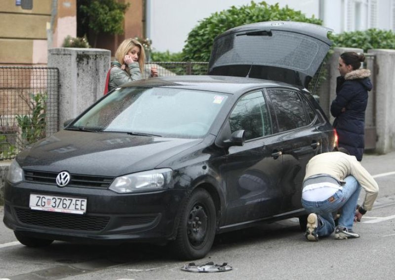 Bruni Sanader skuterom razbio auto i pobjegao