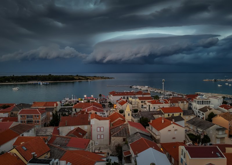 FOTO Pogledajte čudovišni oblak iznad Novalje