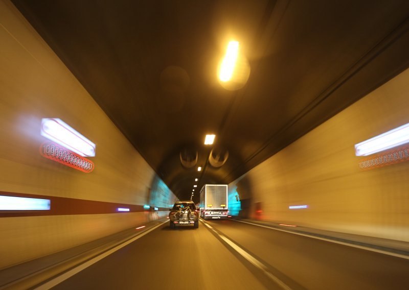 Vozilo u kvaru u tunelu Sveti Rok, promet otežan