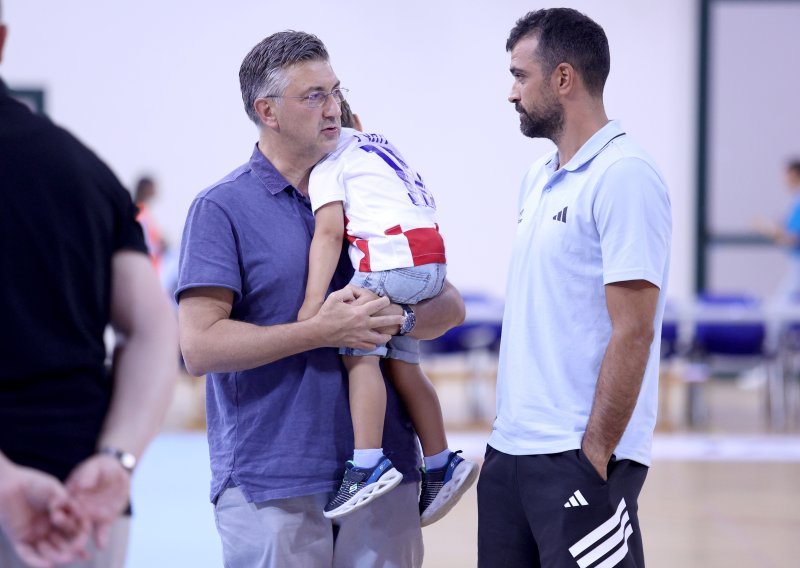Preslatki prizori: Andrej Plenković jednog je sina nosio u naručju, a poveo je i starijeg nasljednika