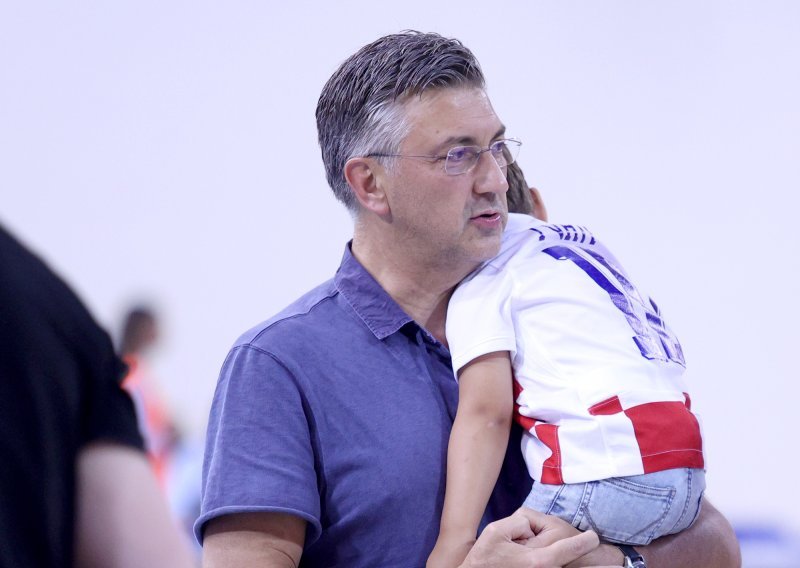 Preslatki prizori: Andrej Plenković jednog je sina nosio u naručju, a poveo je i starijeg nasljednika
