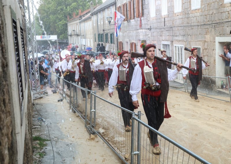 FOTO Nezapamćeni prizori iz Sinja, svi su mokri do kože: Alka odgođena za sljedeću nedjelju
