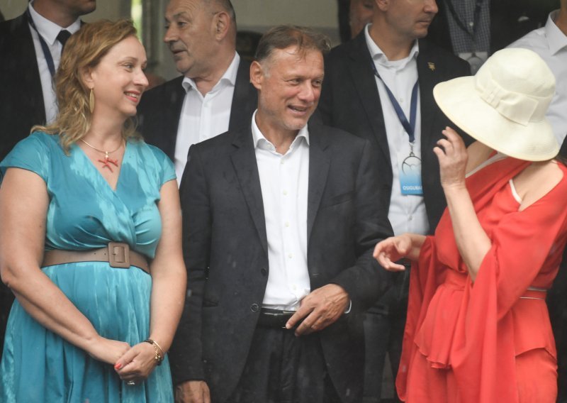Pogledajte tko je sve bio u Sinju: Izlazak naših političara sa suprugama upropastila je kiša