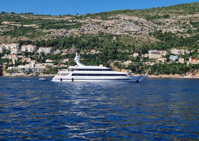 Kod Dubrovnika se usidrila jedna od najluksuznijih jahti: Vlasnik je Eric Clapton, a prije se zvala Petara