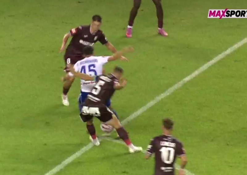 Pogledajte kako je Hajduk dobio penal; spasio ga je VAR