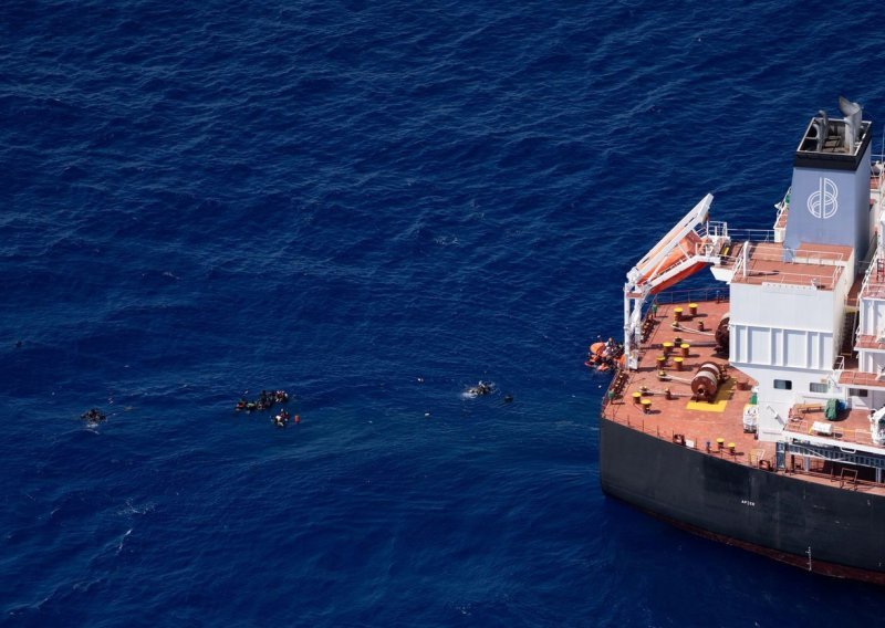 Kod Jemena se prevrnuo brod koji je prevozio migrante, najmanje 54 osobe poginule