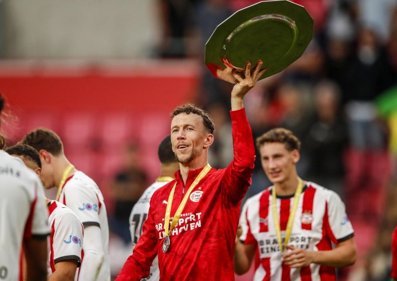 Pogledajte proslavu Perišića kod gola PSV-a, poletio je preko reklama