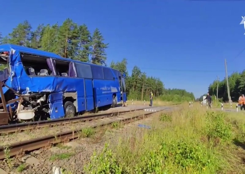 Jedna osoba poginula u sudaru autobusa i teretnog vlaka u Rusiji