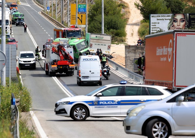 Lančani sudar u Šibeniku: Jedna osoba preminula, promet prekinut