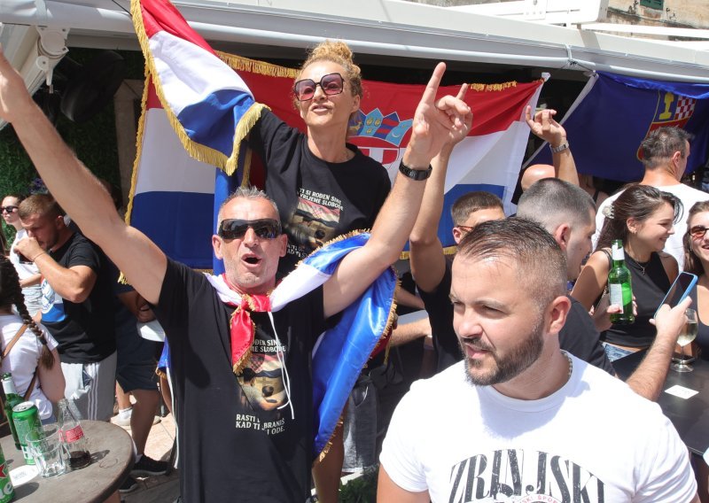 Thompsonovi obožavatelji u crnim majicama i sa zastavama okupirali Sinj