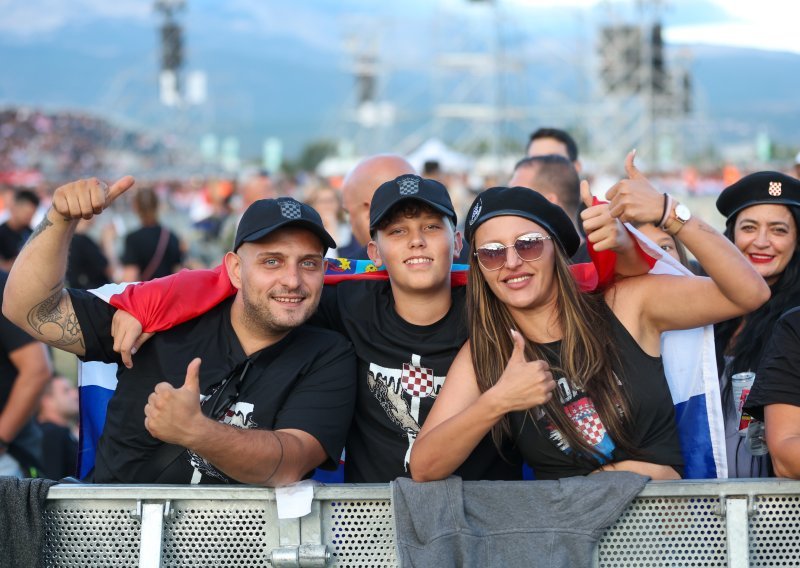 Hipodrom dupkom pun, obožavatelji čekaju da počne Thompsonov koncert