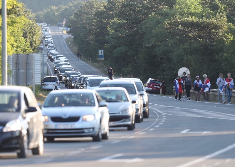 FOTO Neviđene gužve nakon koncerta: 'Cijelu noć čekamo da izađemo iz Sinja. Strašno!'