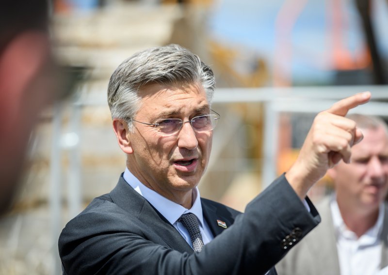 Plenković obišao gradilište Centra za starije osobe u Drnišu