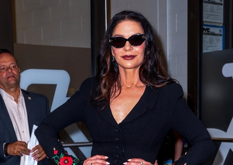 Catherine Zeta-Jones izgleda fantastično: 'Ubojite' cipele maestralno zaokružile efektan stajling