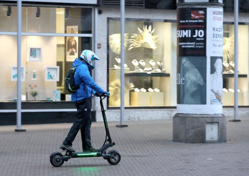 Maloljetnik na romobilu pod utjecajem droge, oglušio se na naredbe policije