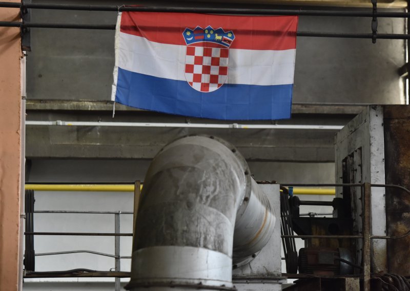Pada broj zaposlenih u domaćoj industriji, ali događa se svojevrsni paradoks