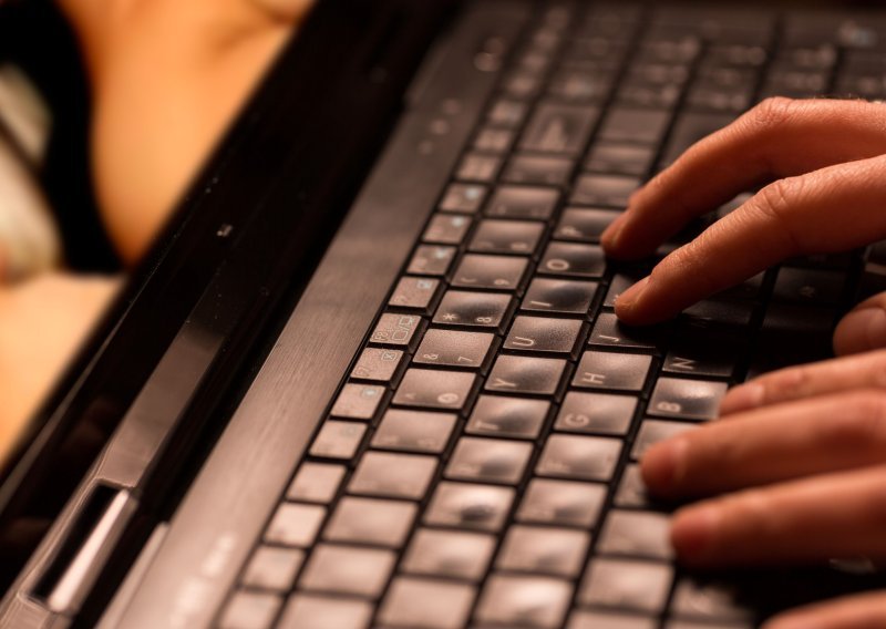 Britanci istražuju drže li se pornografske tvrtke zakonskih odredbi o provjeri dobi