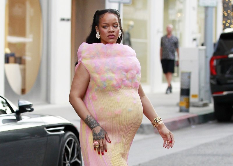 Trudna Rihanna iznenadila neobičnom haljinom: Ovako nešto rijetko se viđa