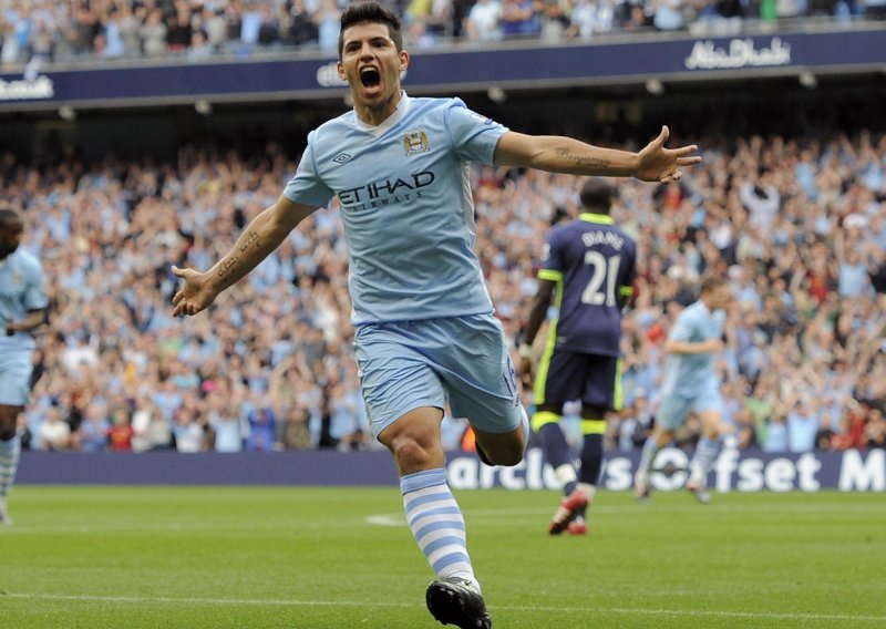 Aguero zabio tri komada, Stoke dobio 'redse'