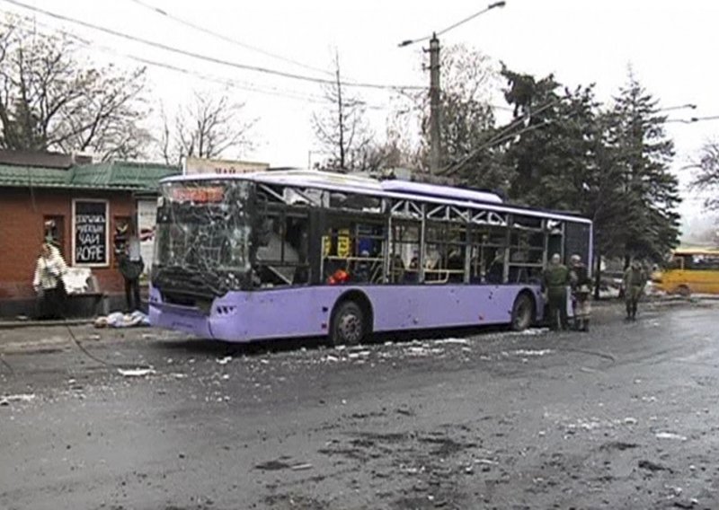 U bombardiranju Donjecka pogođen trolejbus, 13 mrtvih