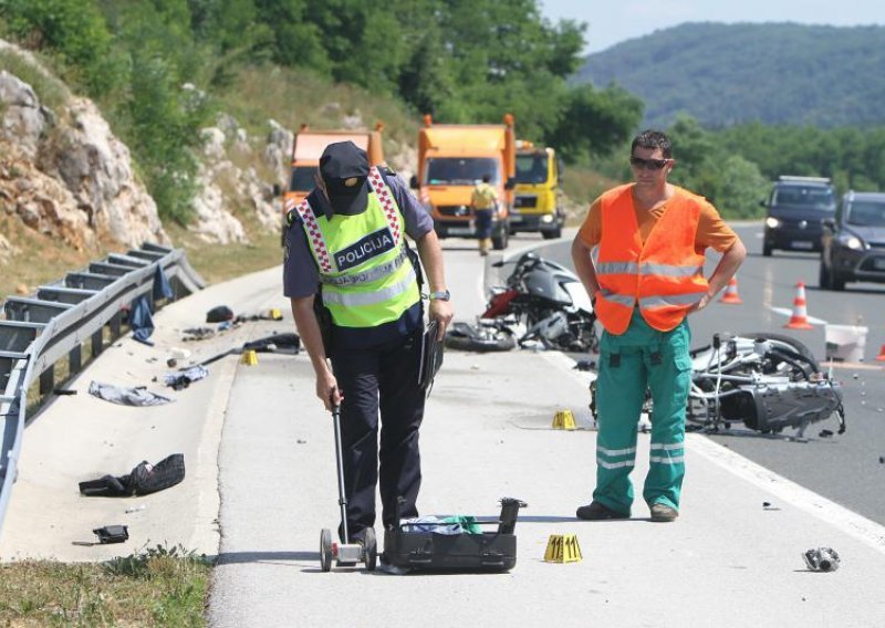 Motociklista pregazio auto, djevojka pala preko ograde