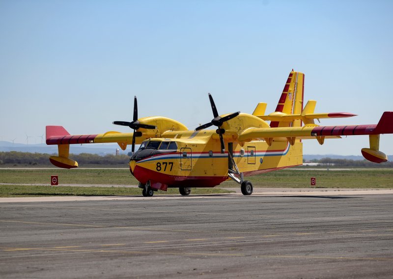 Hrvatski protupožarni avion Canadair CL-415 poslan u pomoć Albaniji
