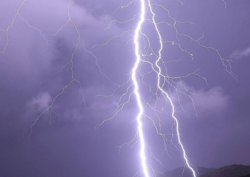 Grmljavinsko nevrijeme poharalo Slavonski Brod i okolicu