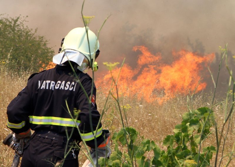 Požar u Gaćelezima lokaliziran, vatrogasci još uvijek na terenu