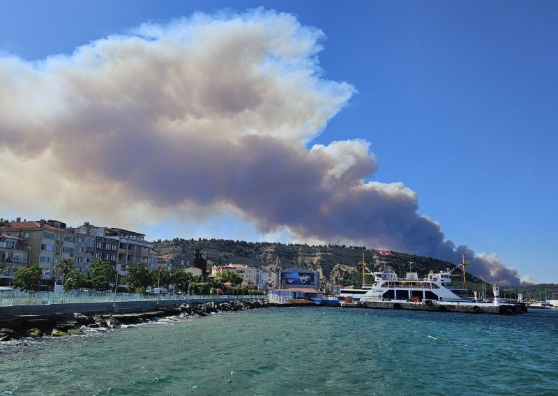 Turska zbog požara zatvorila jedan od najvažnijih morskih prolaza na svijetu